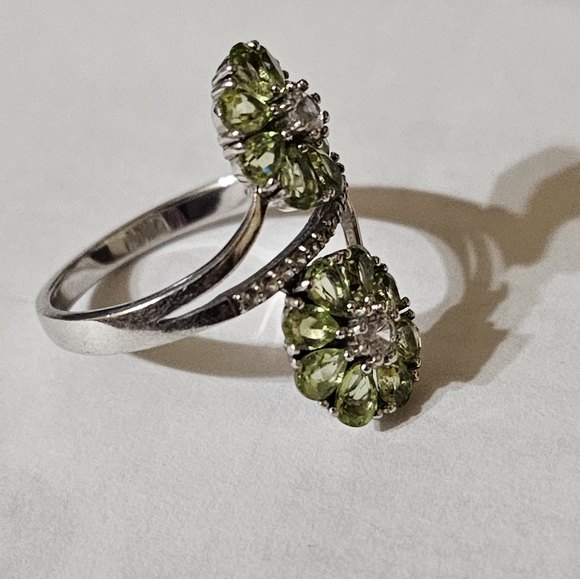 Genuine Peridot Ring in Sterling Silver  Size 8! - Picture 5 of 6
